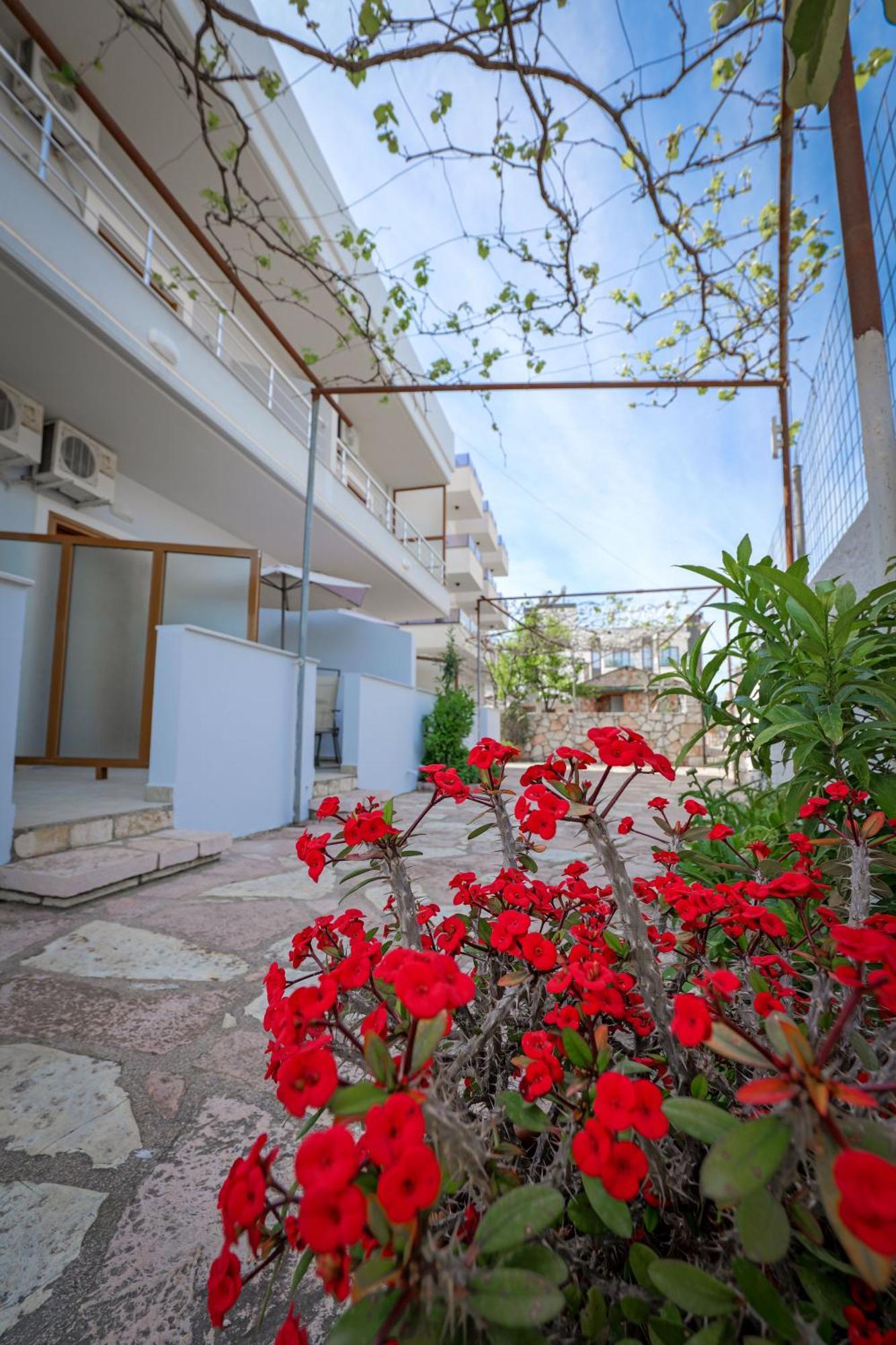 Guesthouse Moonlight Downtown Ksamil Ngoại thất bức ảnh