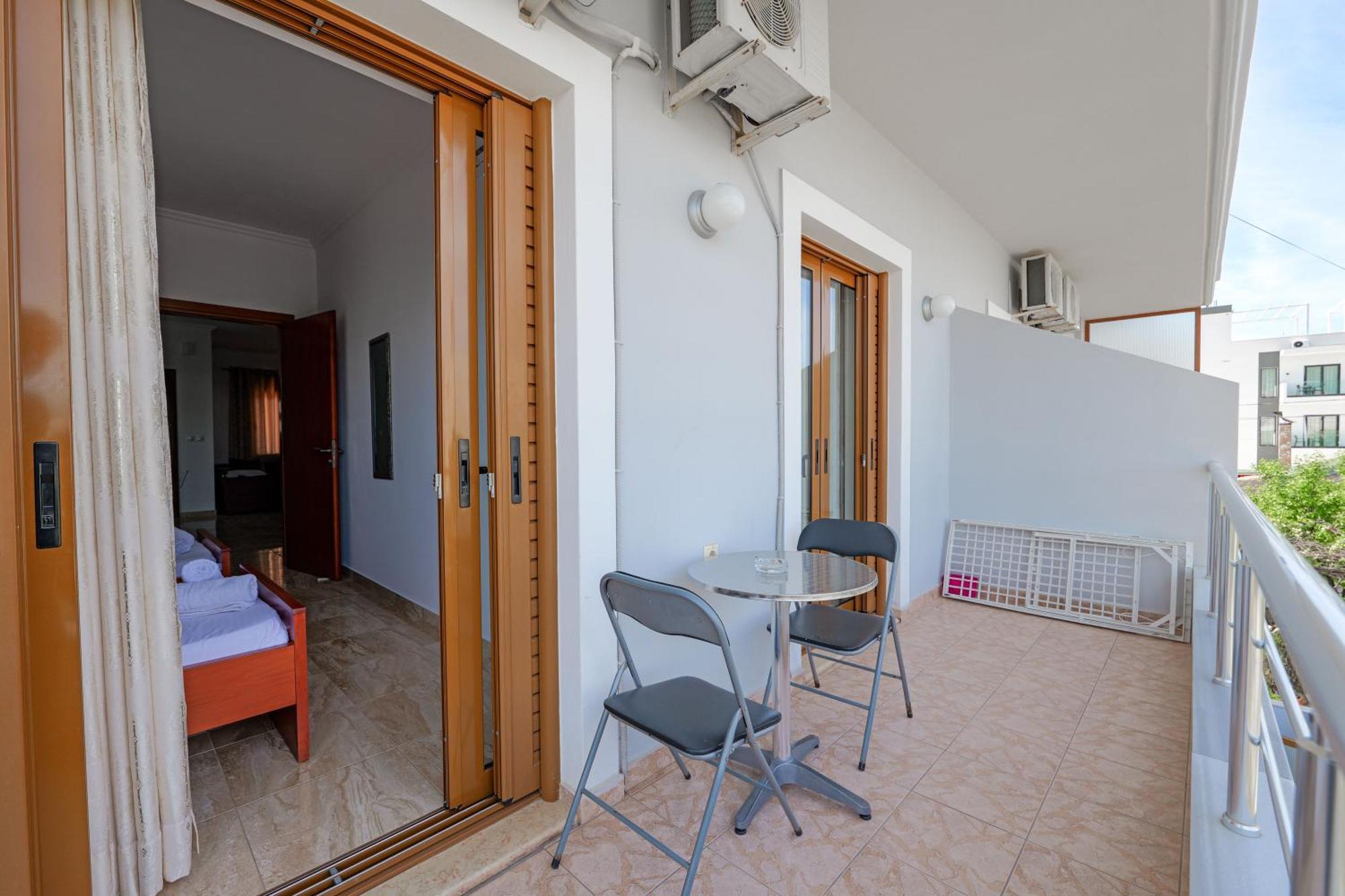 Guesthouse Moonlight Downtown Ksamil Ngoại thất bức ảnh