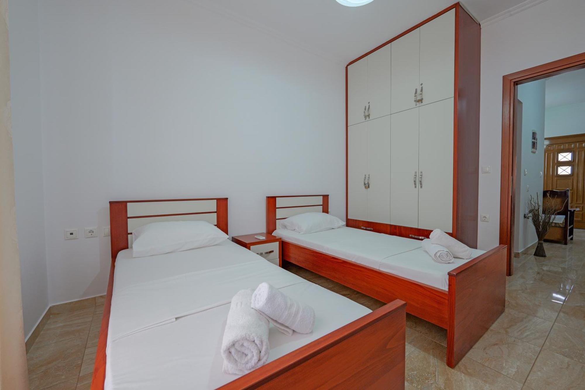 Guesthouse Moonlight Downtown Ksamil Ngoại thất bức ảnh