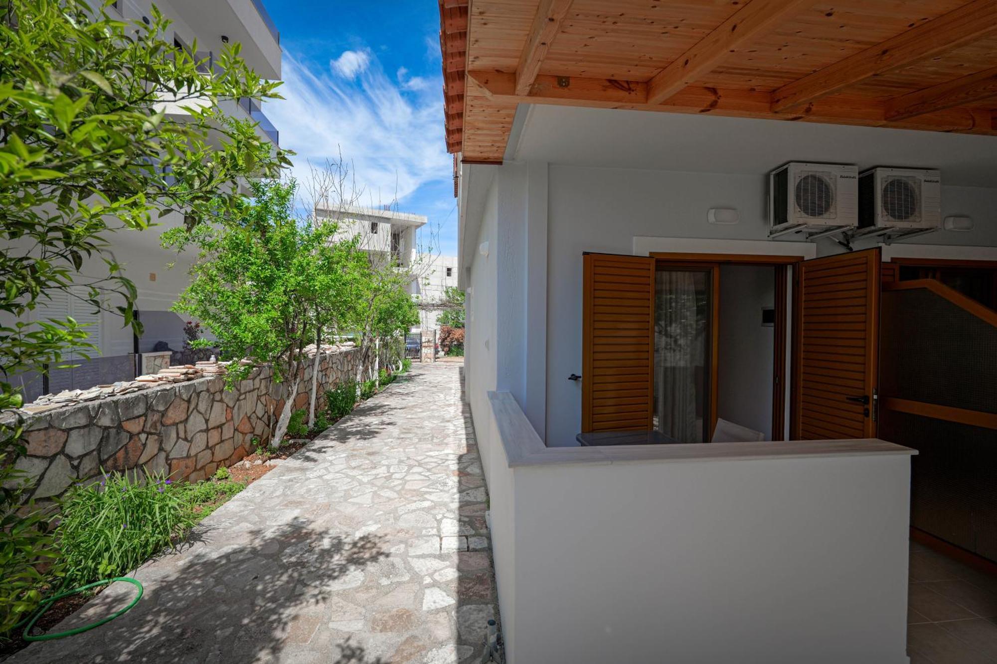 Guesthouse Moonlight Downtown Ksamil Ngoại thất bức ảnh