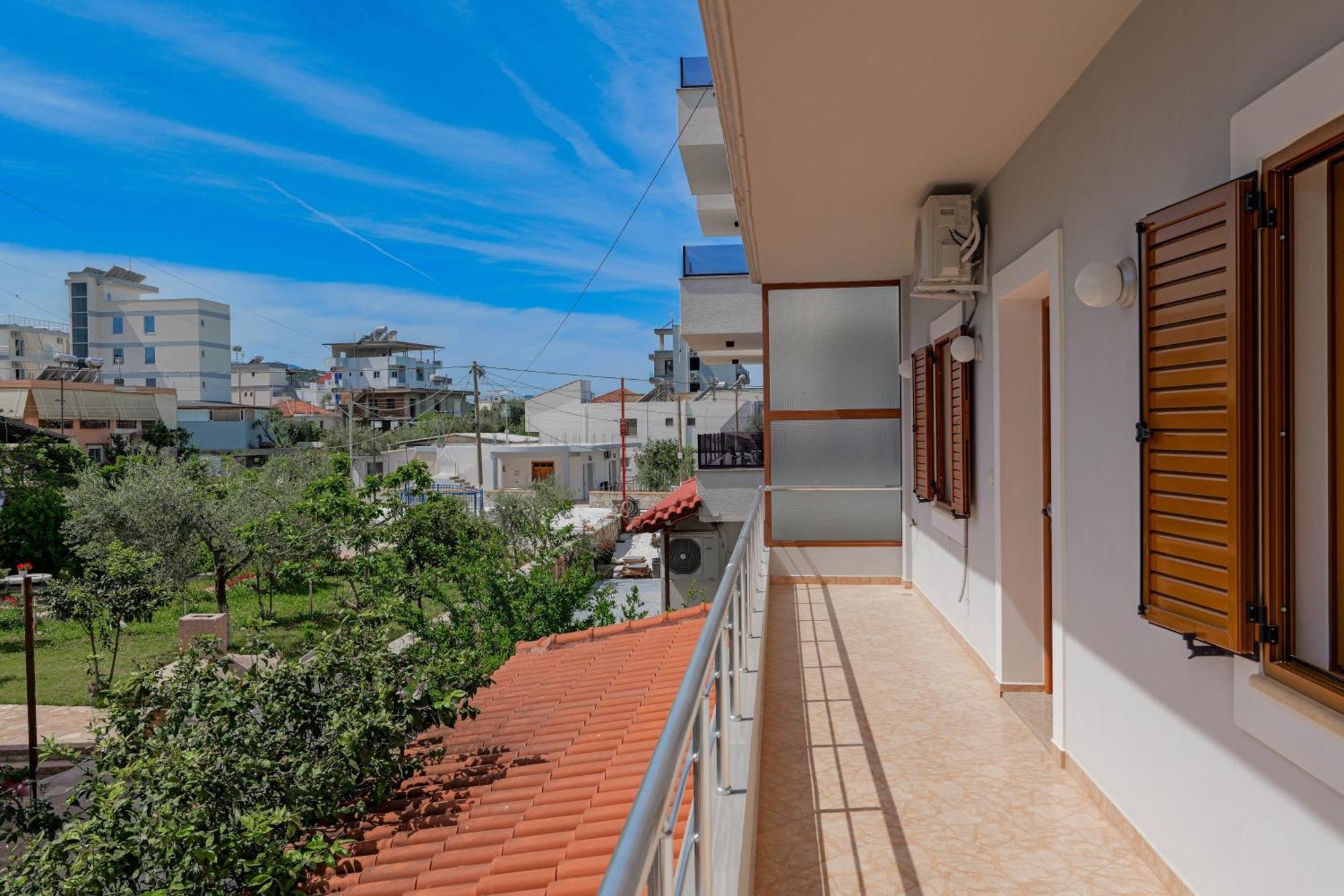 Guesthouse Moonlight Downtown Ksamil Ngoại thất bức ảnh
