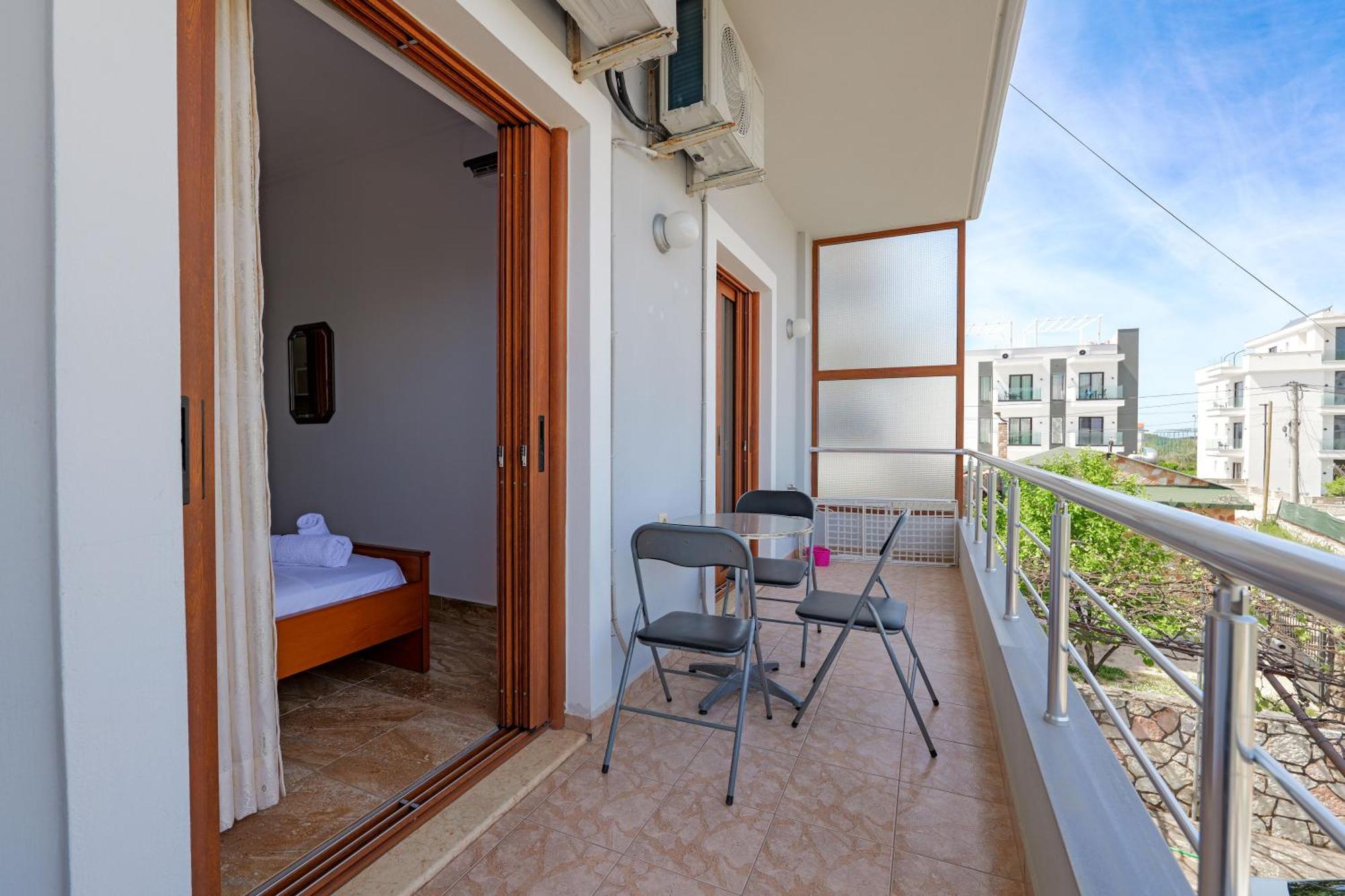 Guesthouse Moonlight Downtown Ksamil Ngoại thất bức ảnh
