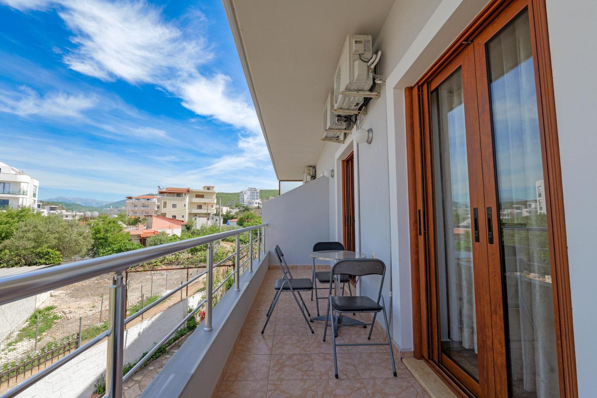 Guesthouse Moonlight Downtown Ksamil Ngoại thất bức ảnh