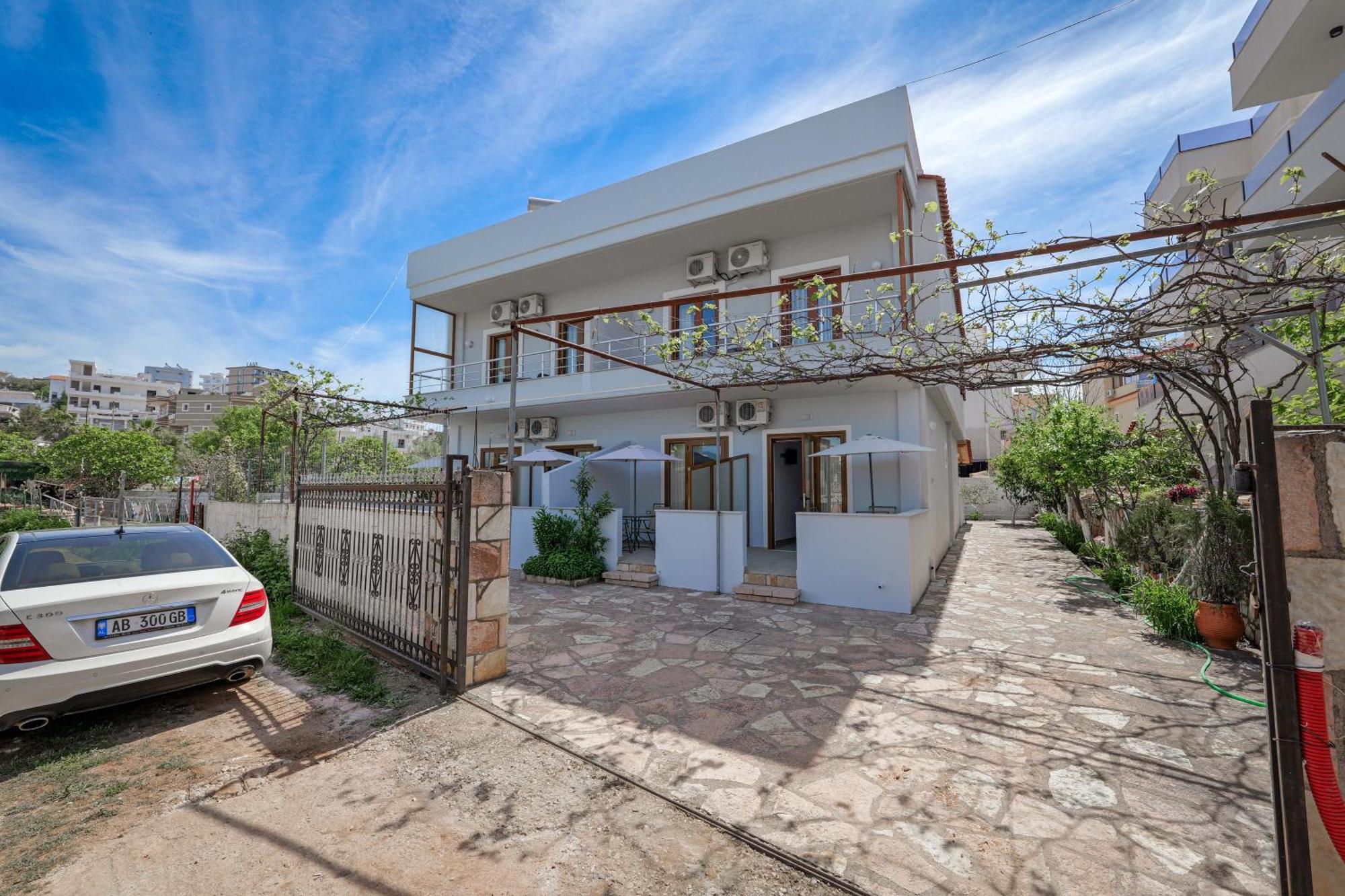 Guesthouse Moonlight Downtown Ksamil Ngoại thất bức ảnh