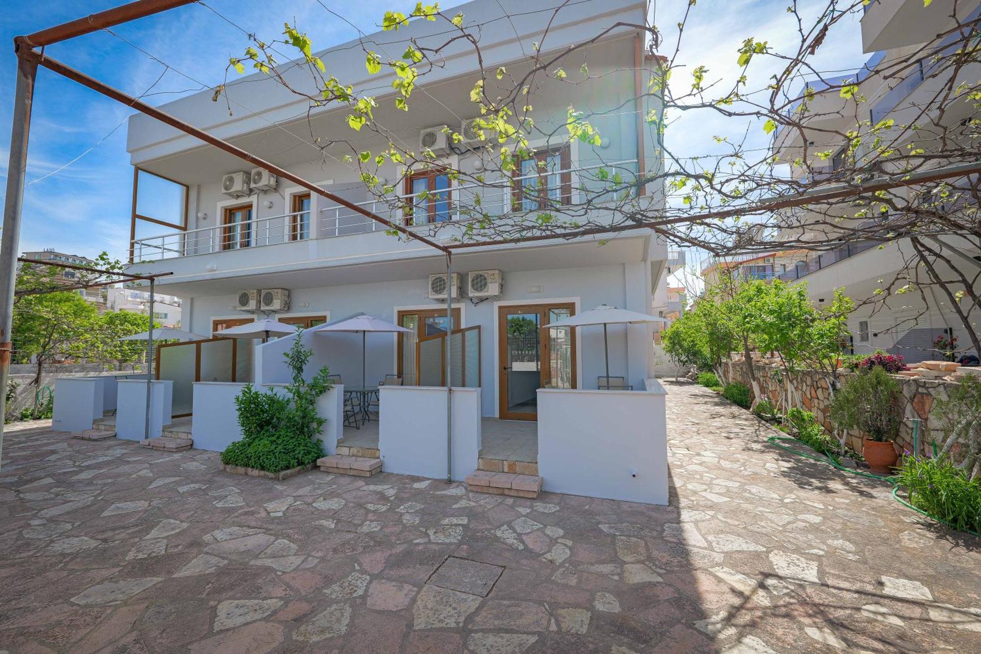 Guesthouse Moonlight Downtown Ksamil Ngoại thất bức ảnh