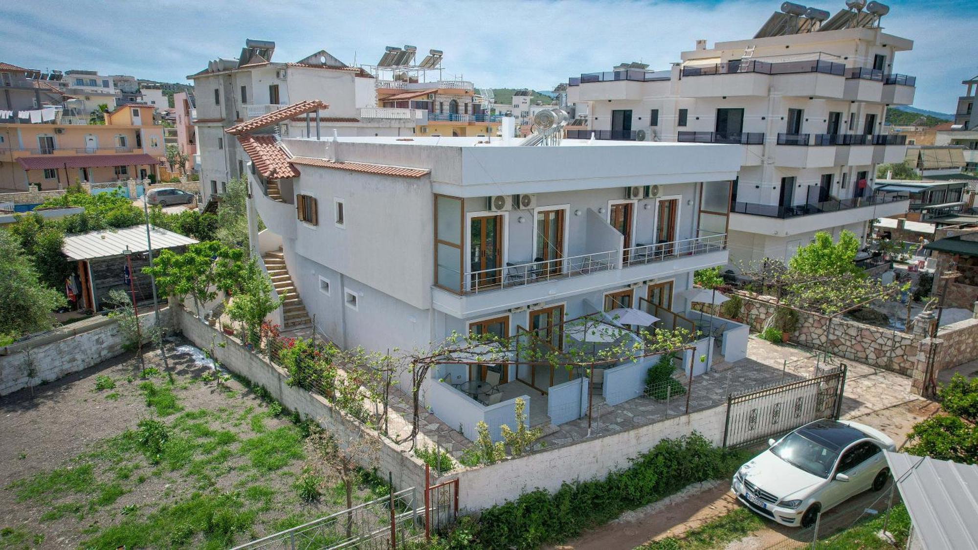 Guesthouse Moonlight Downtown Ksamil Ngoại thất bức ảnh